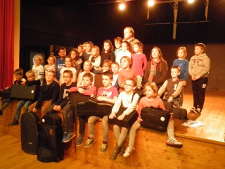 47690_31316_La_remise_des_instruments_aux_enfants